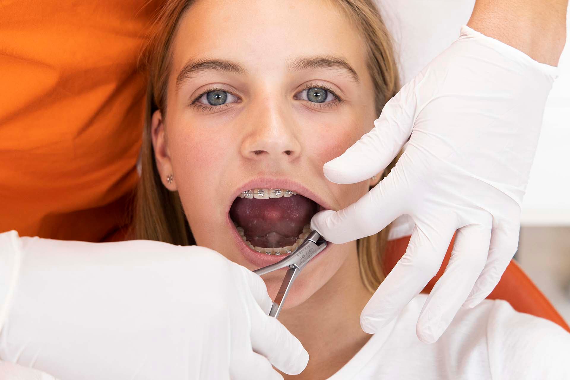 Patient die de tanden laat check door een tandarts