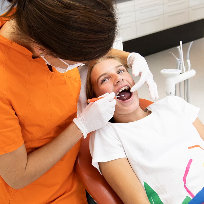 Patient die de tanden laat check door een tandarts